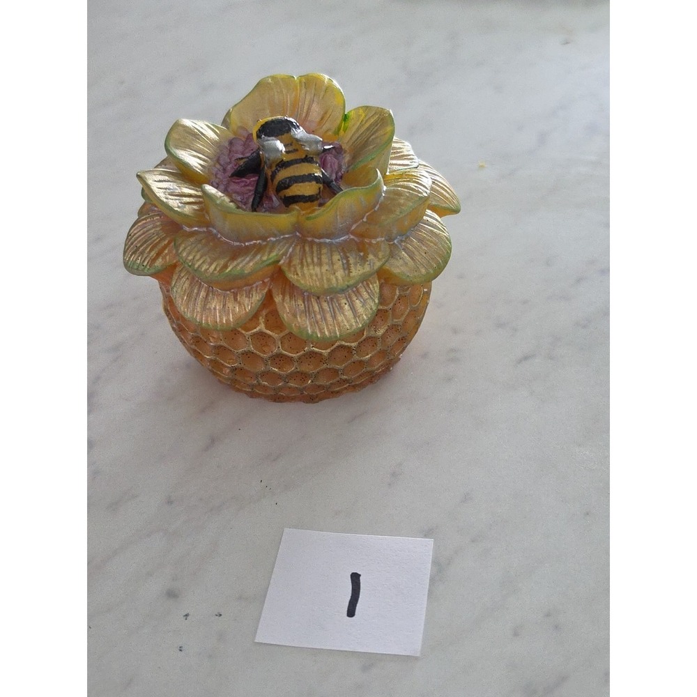 Handmade Resin Bee On A Honeycomb  Flower Decoration Gift Paperweight - Picture 2 of 9